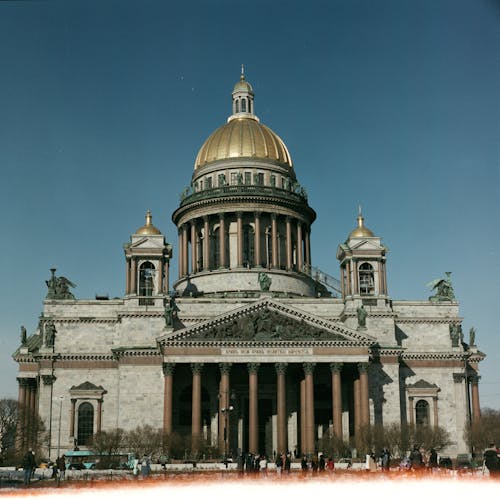 Fotos de stock gratuitas de catedral de st isaacs, cielo azul, gente