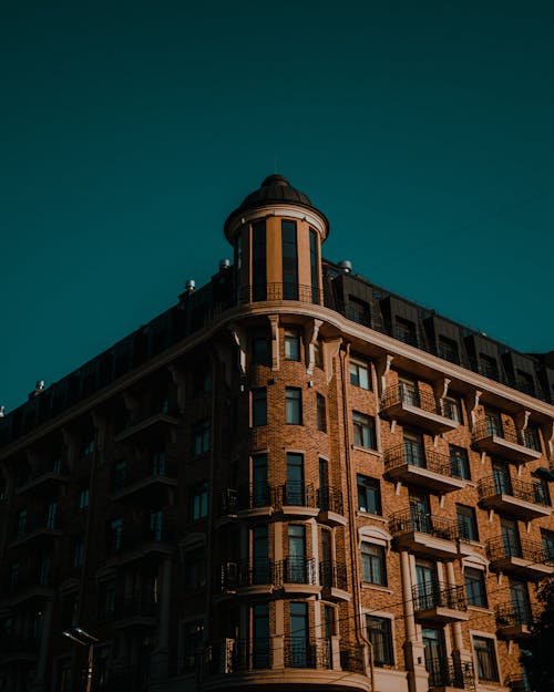 Grey Concrete Round High Rise Building · Free Stock Photo