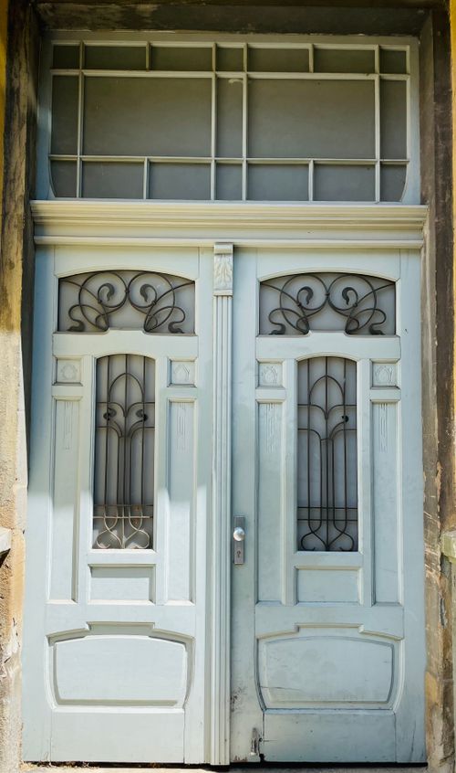 Free Vintage white wooden door with intricate designs, ideal for architecture enthusiasts. Stock Photo
