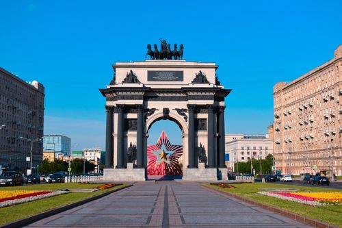 Free The historic Triumphal Arch of Moscow under a bright blue sky, a popular travel destination. Stock Photo