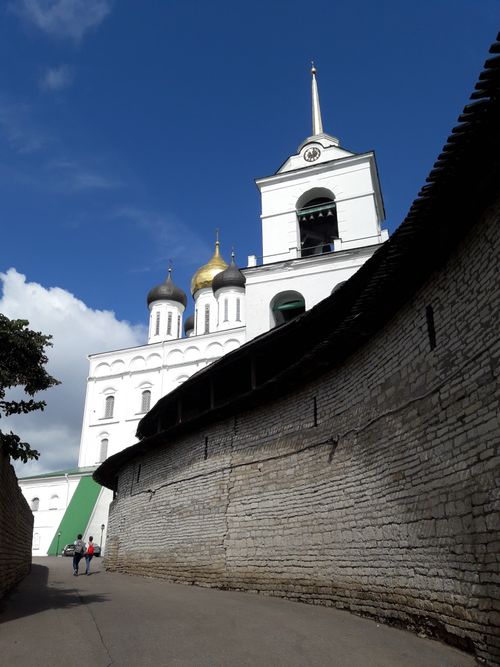 Free Vertical shot of Pskov Kremlin's architecture under a clear blue sky in Pskov, Russia. Stock Photo