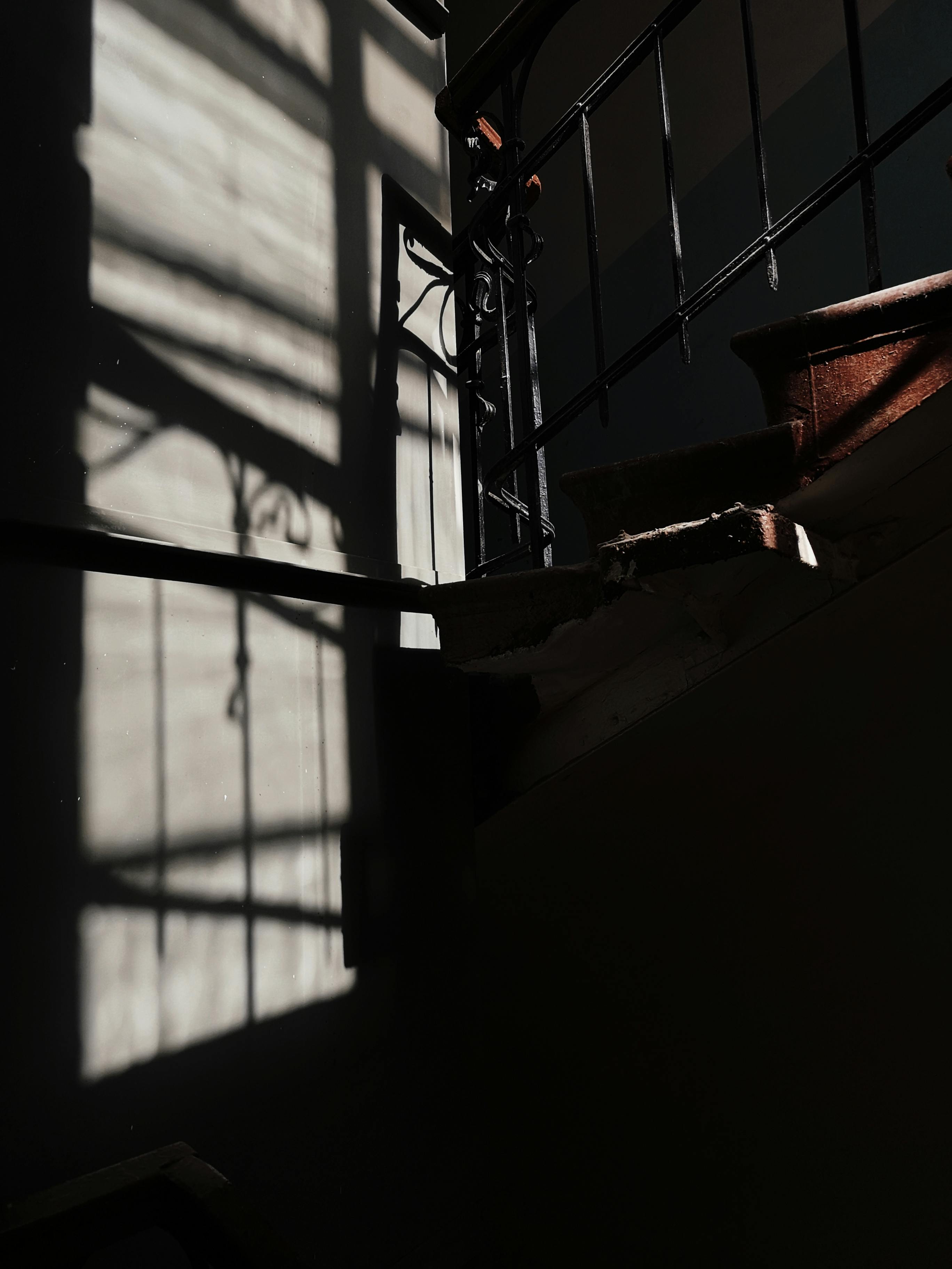 무료 어둠 속 계단의 난간 스톡 사진