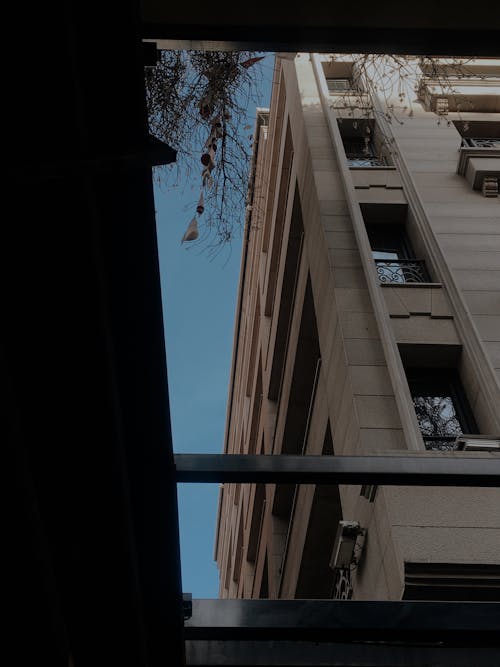 Darmowe zdjęcie z galerii z budynek, czyste niebo, okna