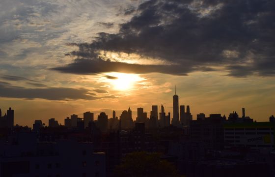 United States eSIM offer: Silhouette of the New York City skyline against a vibrant sunset sky.
