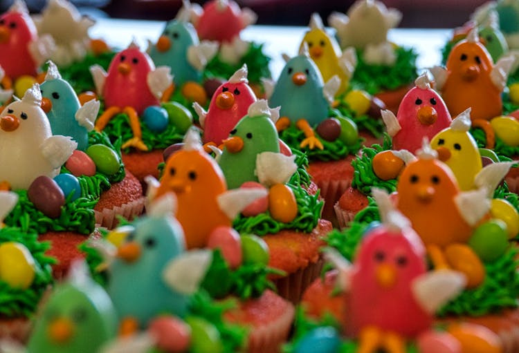 Easter Cupcakes With Chicks And Eggs Design