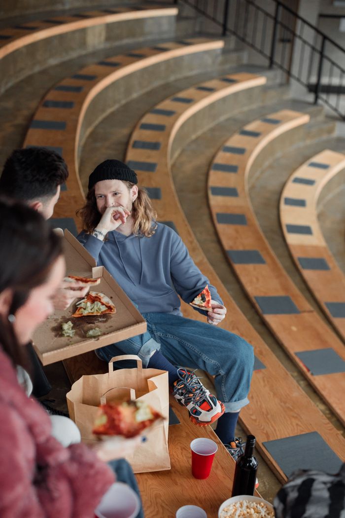 Students sharing food