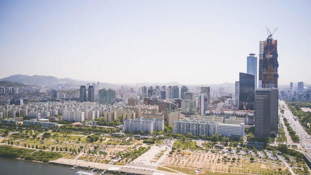 Experience the expansive skyline of a bustling metropolis captured in bright daylight.