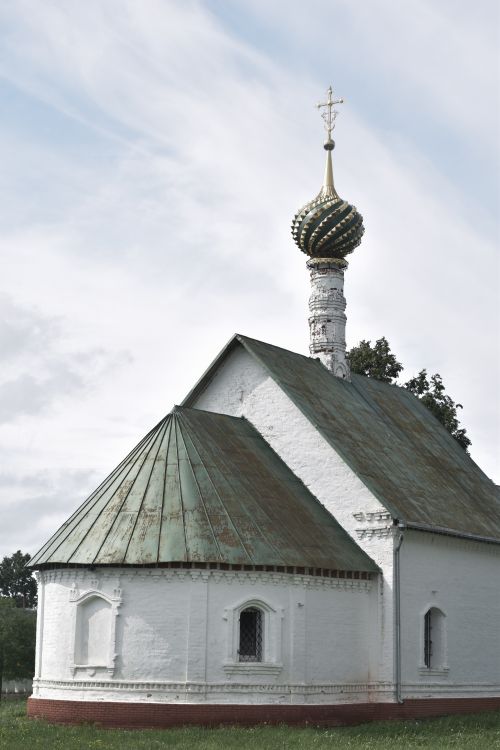 Free A beautiful historic Orthodox church featuring a distinctive onion dome and traditional architecture. Stock Photo