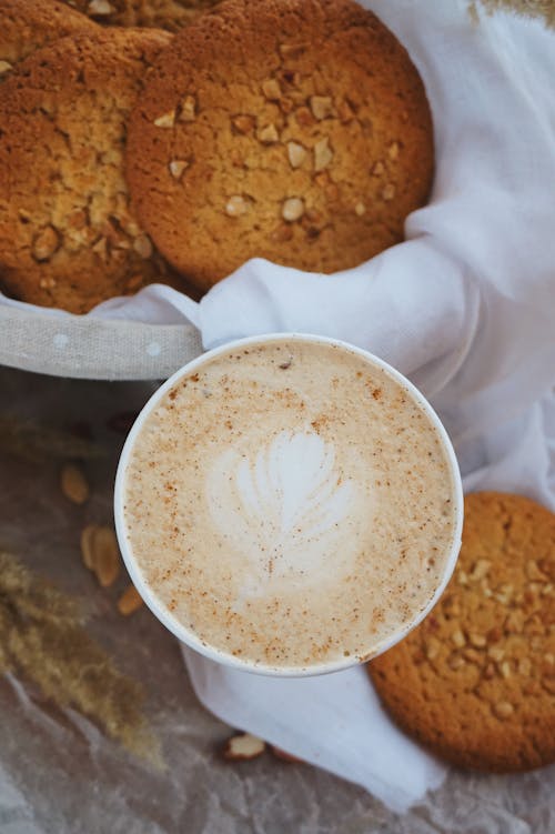 Foto profissional grátis de alimento, arte de café, biscoitos