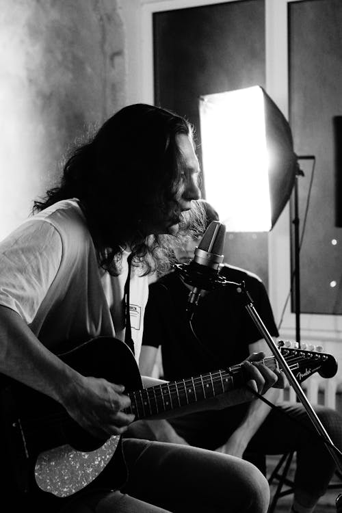 Darmowe zdjęcie z galerii z czarno-biały, długie włosy, gitara