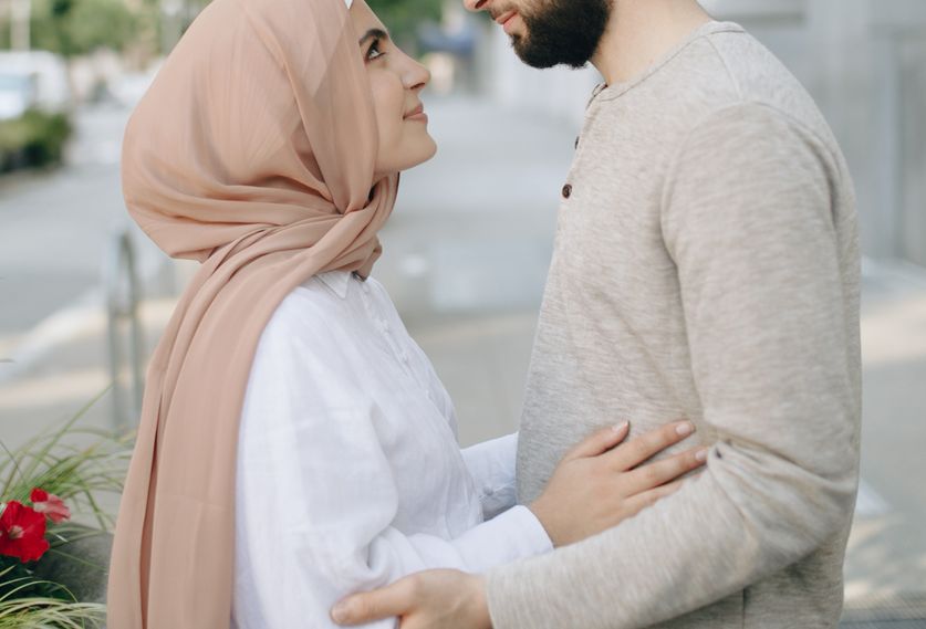 Online dating: starting a conversation on a niche platform