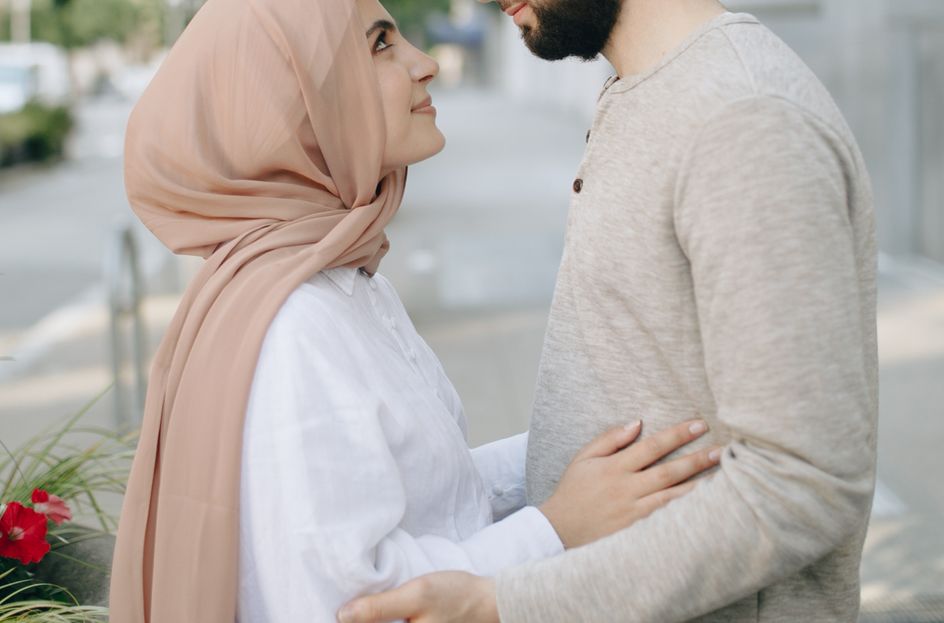 Online dating: starting a conversation on a niche platform
