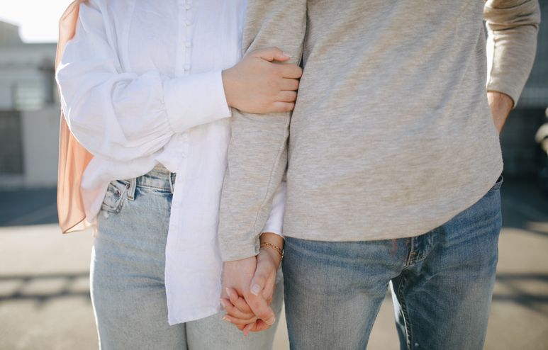 Online dating: starting a conversation on a niche platform