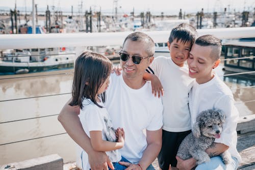 Une Famille Heureuse Assise Près Les Uns Des Autres