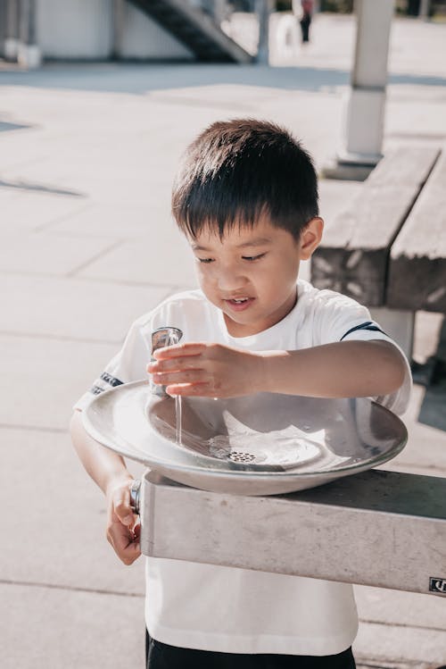 Бесплатное стоковое фото с азиатский мальчик, белый топ, вертикальный выстрел