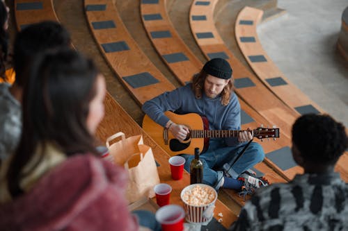 Foto stok gratis alat musik, bermain, gitar akustik