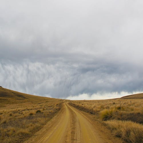 Безкоштовне стокове фото на тему «білі хмари, ґрунтова дорога, квадратний формат»