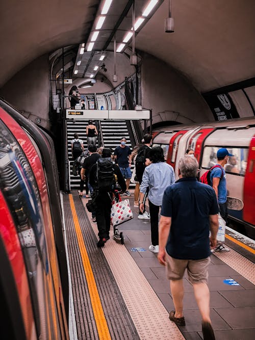 Fotos de stock gratuitas de andén de metro, caminando, entrenar