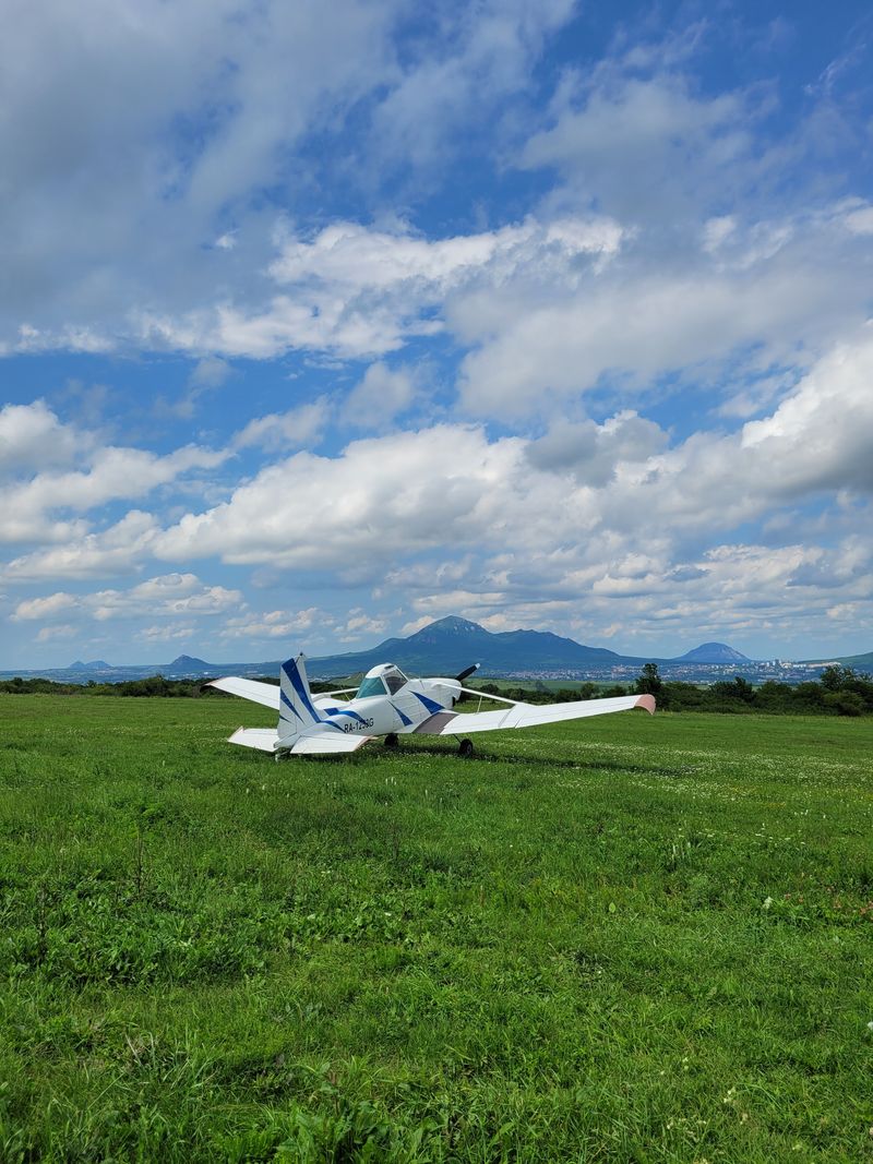 Одномоторный самолёт Cessna 172 на аэродроме перед развлекательным полётом