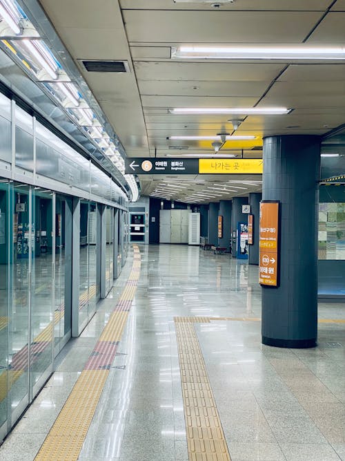 Foto profissional grátis de desocupado, estação de trem, plataforma de metrô