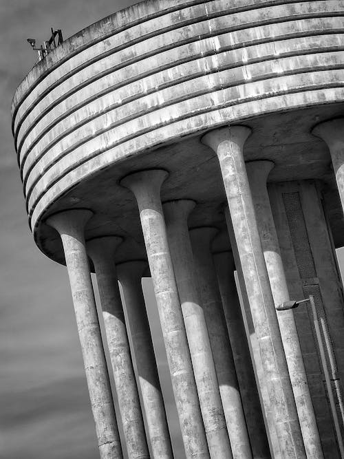 Foto profissional grátis de colunas, construção, escala de cinza