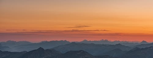 日落期间山的地域景观