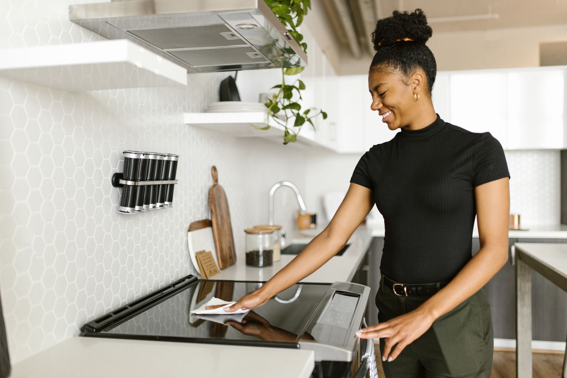 Wiping refrigerator shelves — Dicas da Vovó