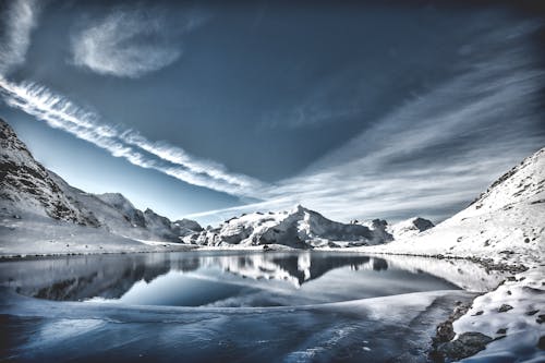 Lago Entre Snowy Mountain