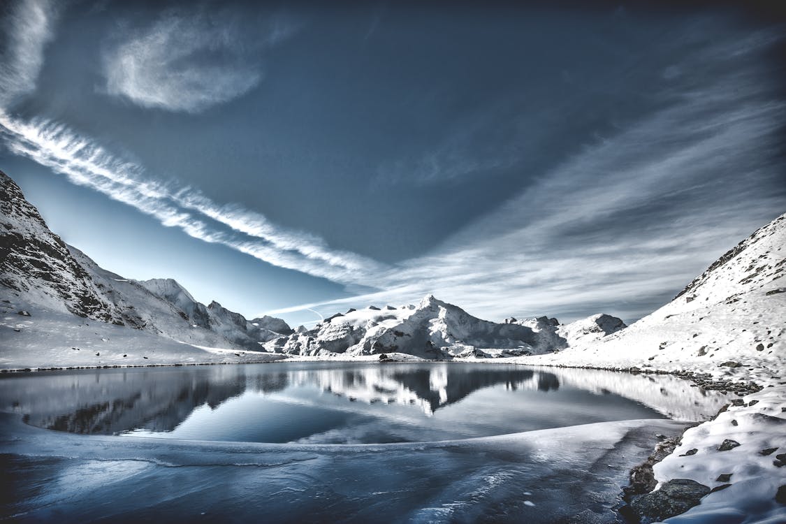 Danau Di Antara Gunung Salju