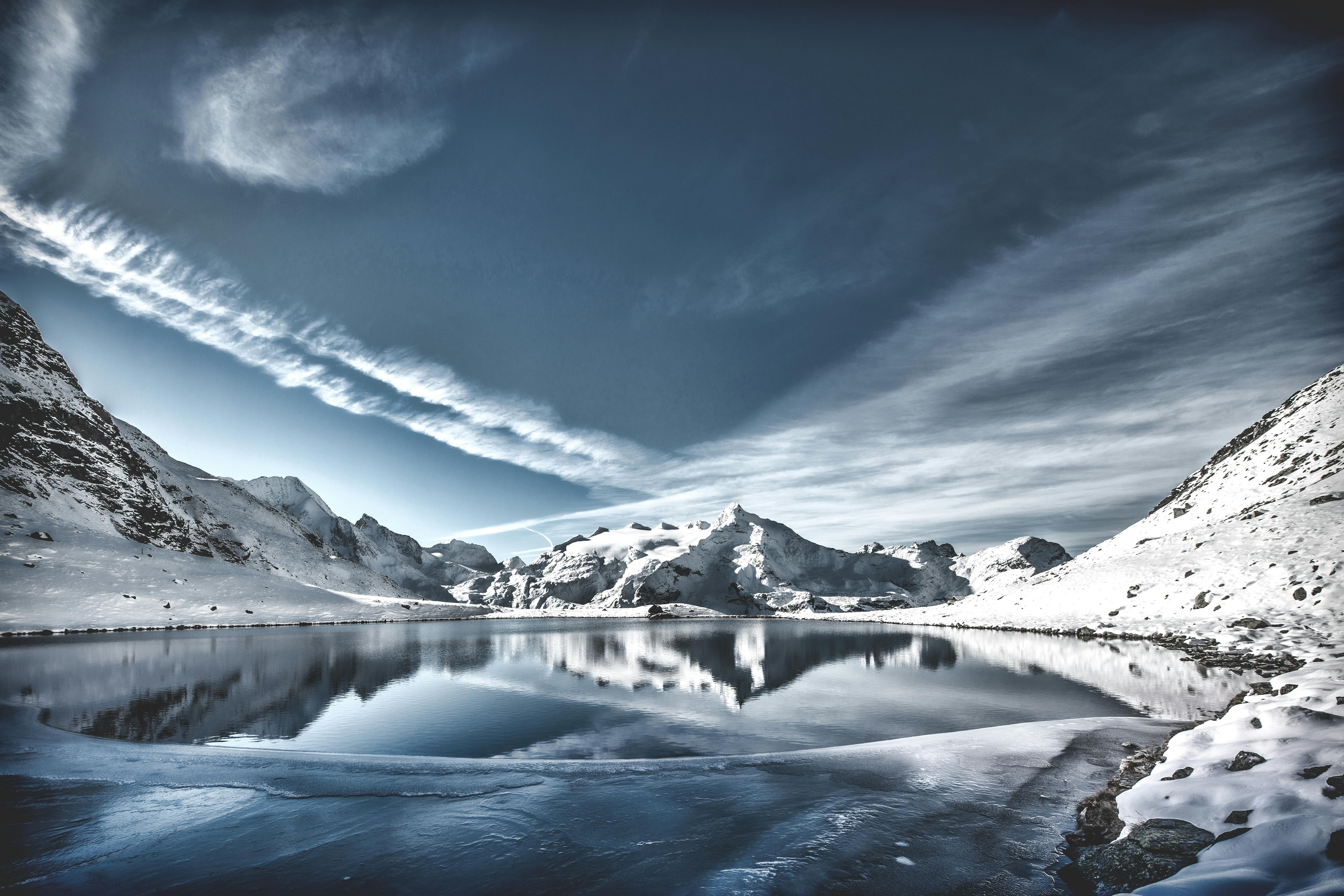 雪山の間の湖 無料の写真素材