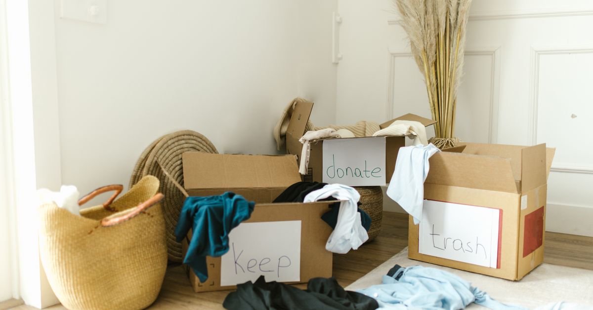 Caixas para destralhar a casa Caixas de papelão identificadas para manter, doar e descartar ao destralhar a casa