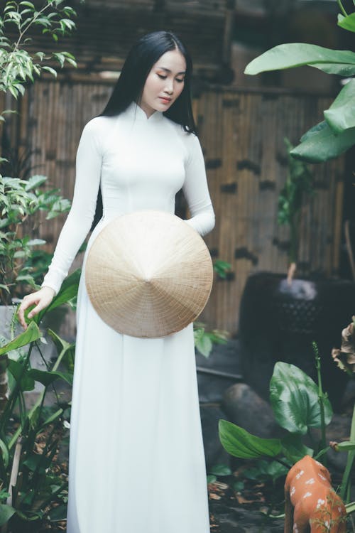 Gratis lagerfoto af ao dai, asiatisk kvinde, holde