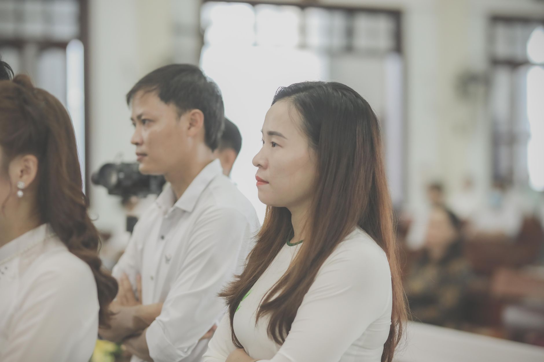 Quan sát và lắng nghe giúp nhân viên mới hiểu rõ môi trường làm việc.