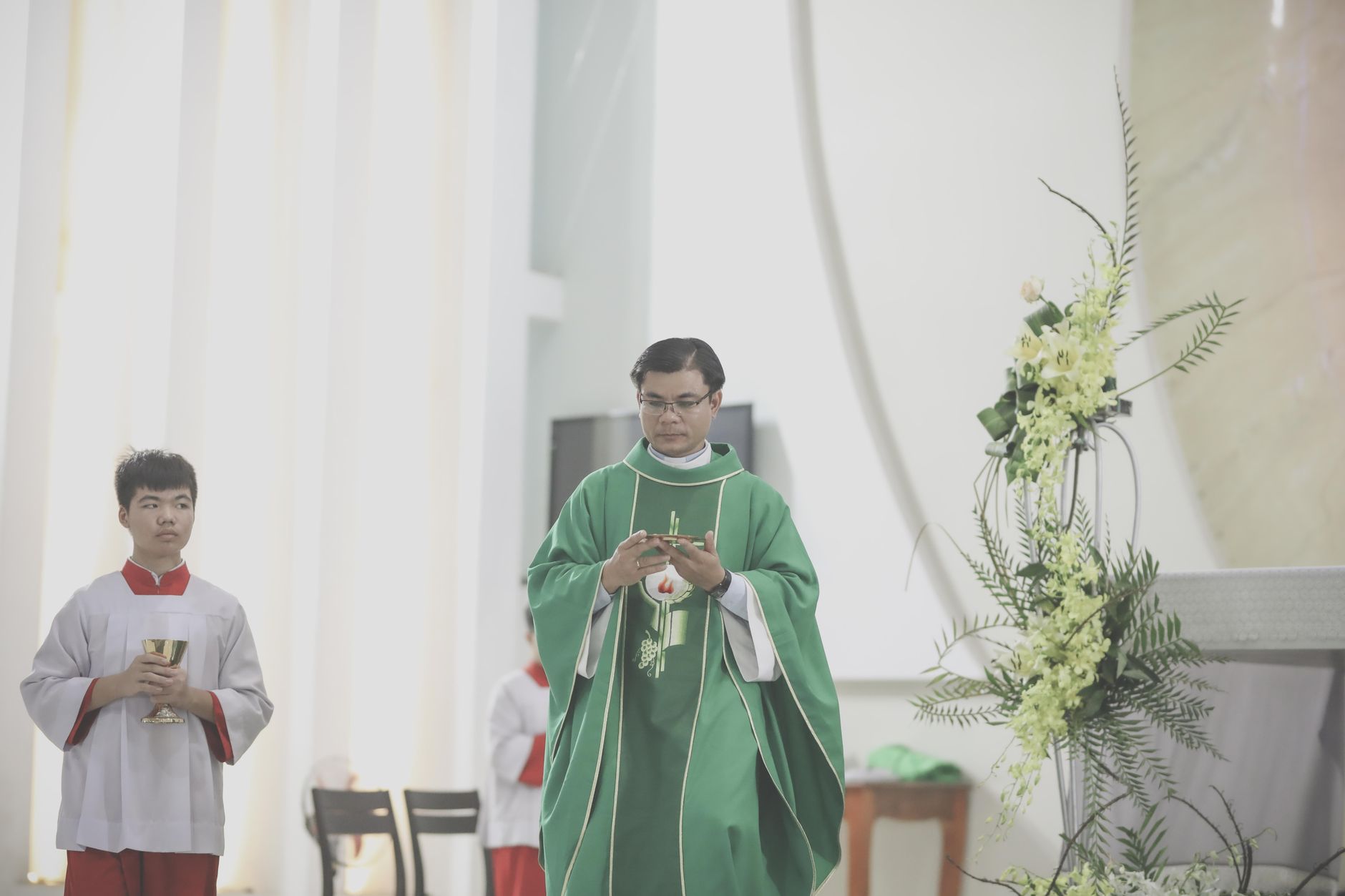 Papa Leo XIV'ün hastanede geçici sunak arkasında yeşil cüppeyle görüntülendiği an