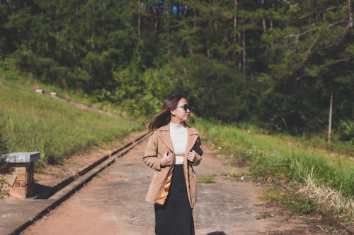 Ingyenes stockfotó álló kép, ázsiai nő, barna kabát témában