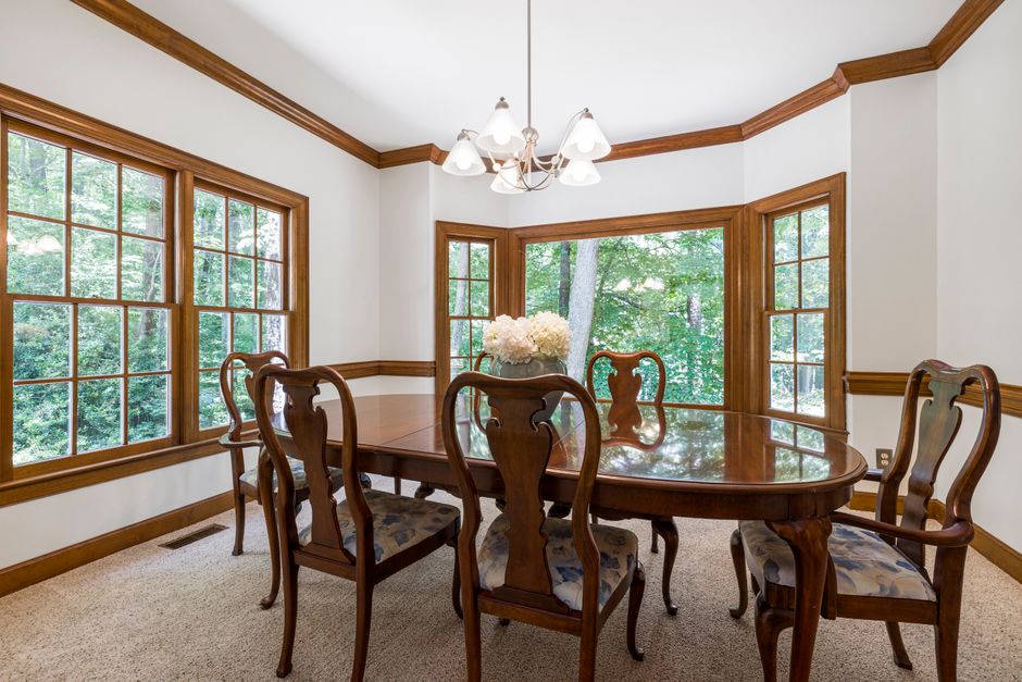 Solid oak dining table and 6 chairs near Deerfoot City in Calgary