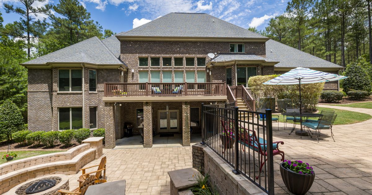 Grande terrasse de maison avec salon extérieur