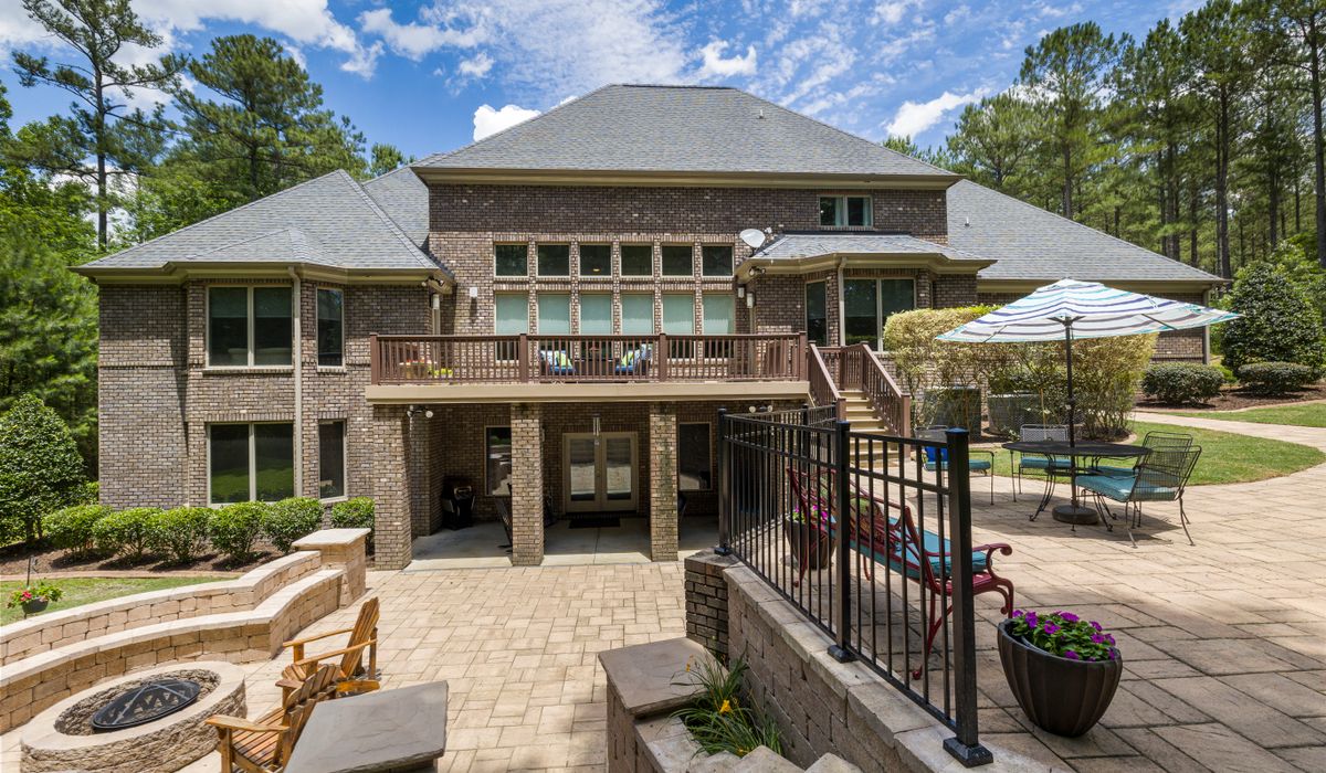 Grande terrasse de maison avec salon extérieur
