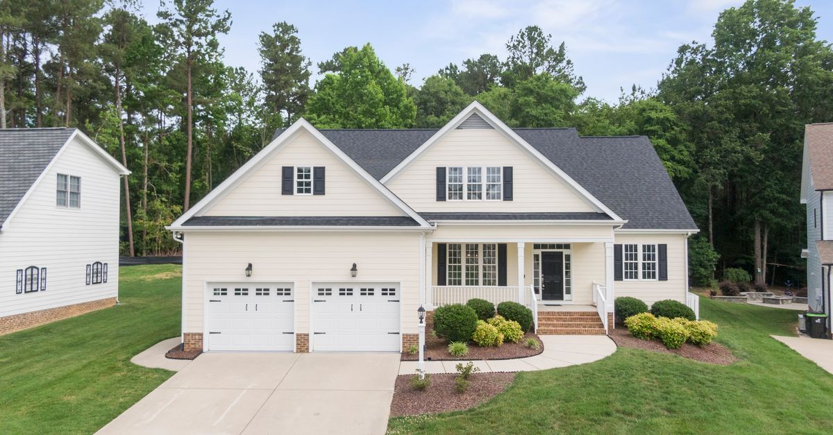 A beautiful suburban house with a green lawn and spacious driveway in Wendell, NC.