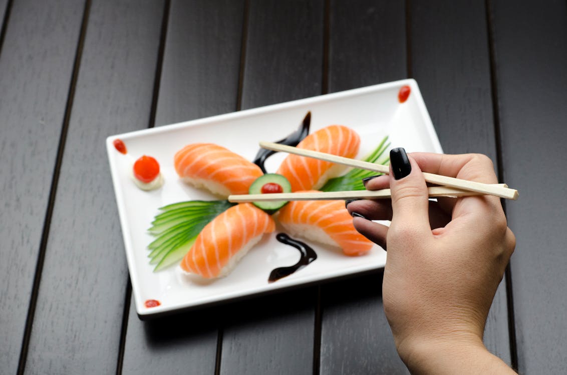 寿司を食べる人 無料の写真素材