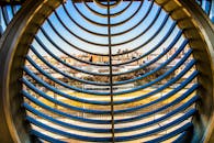 城市天际线在现代金属网格结构框架下，展现了建筑创新