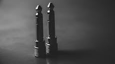 录音室环境中，黑白特写的两个音频插孔插头