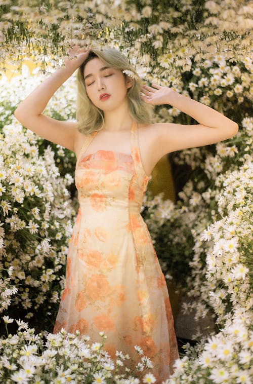 Základová fotografie zdarma na téma asiatka, blond, květinové šaty