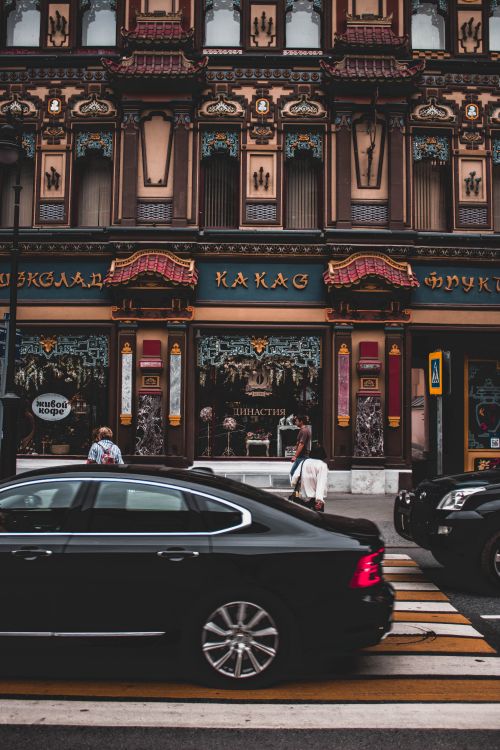 Free View of a historic ornate building and busy street in Moscow, capturing vibrant city life. Stock Photo