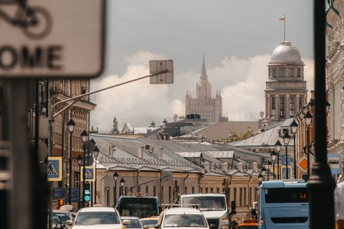 Free Busy Moscow city street with classic architecture and iconic buildings, filled with traffic. Stock Photo