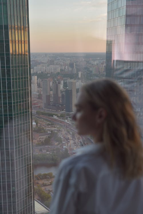 Free Backview of Woman overlooking City  Stock Photo