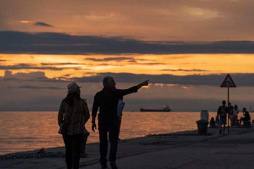 Immagine gratuita di camminando, cielo al tramonto, coppia