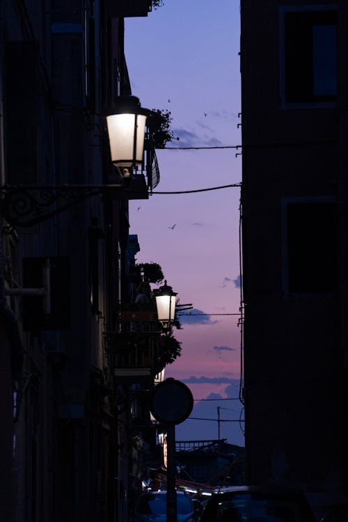 Gratis stockfoto met avondlucht, huizen, lantaarnpalen Stockfoto