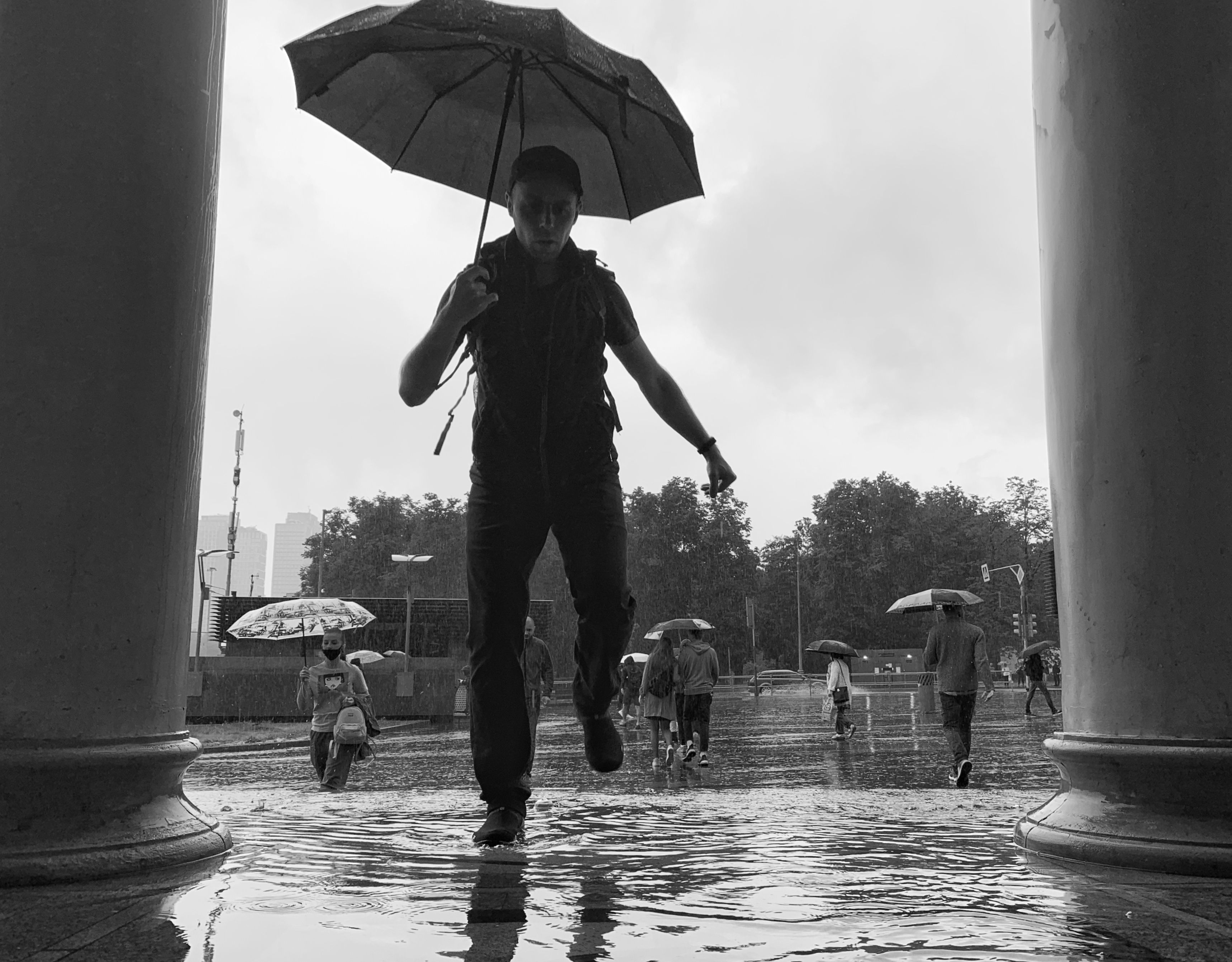暴雨中的呼吸主权 三步解锁你的内在 情感配图