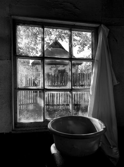 Foto d'estoc gratuïta de blanc i negre, finestra, fotografia en escala de grisos